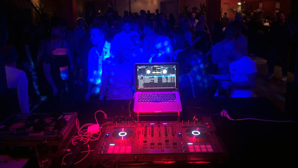 Ein DJ für Firmenevents moderiert eine Party in Chemnitz